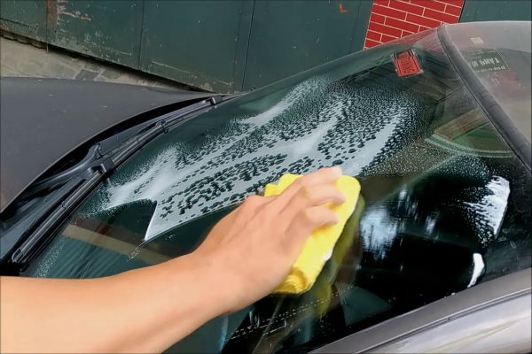 Cách lau sạch vết băng dính trên xe hơi