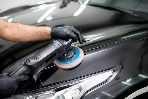 Đánh bóng khắc phục các tì vết của sơn xe