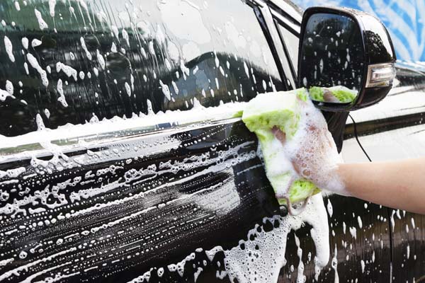 Rửa xe ô tô bằng xà bông chuyên dụng